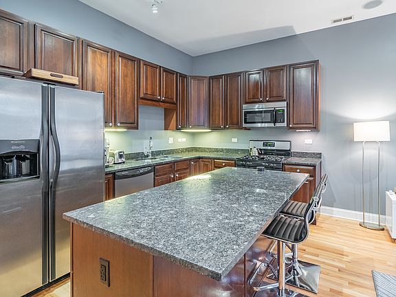 5th image of 2242 W Roscoe St Unit 2E