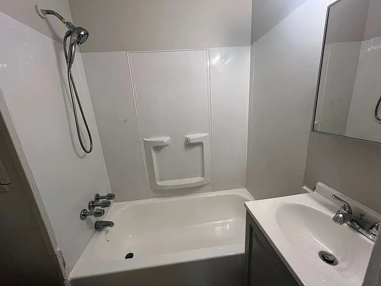 545 E 38th St #10 — Photo 6