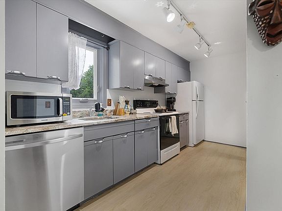 3rd image of 1199 Grafton St Unit 92