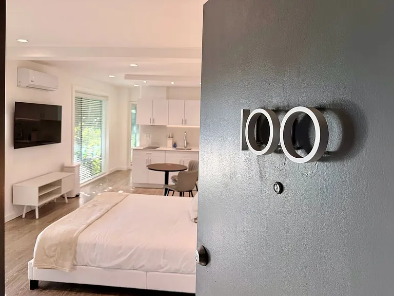 Wilshire Embassy Apartments — Photo 15
