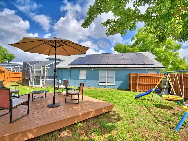 2935 Dickens Cir — Photo 47