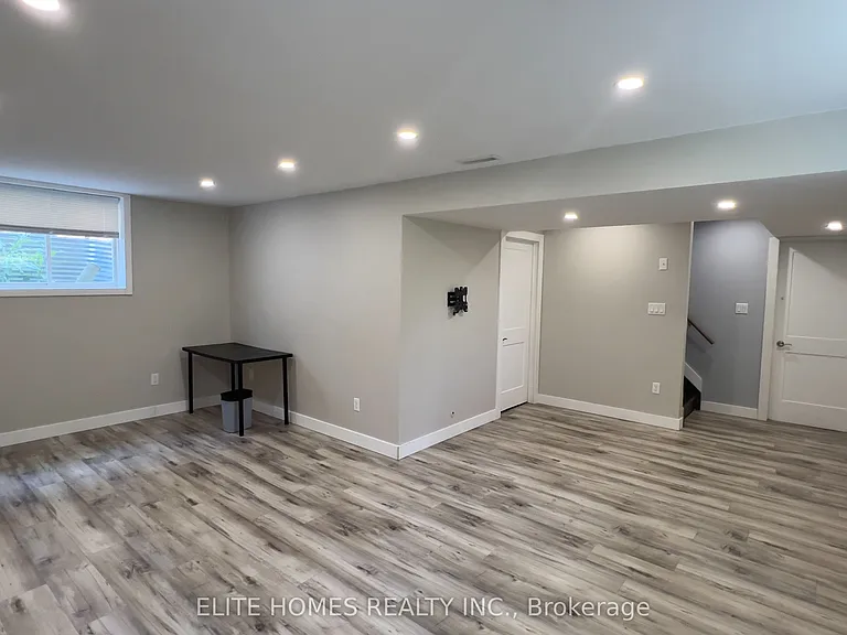 1942 Foxridge Cres — Photo 23