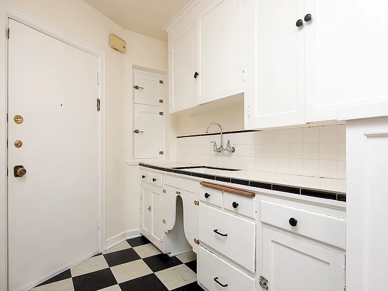 608 Belmont Ave E — Photo 14