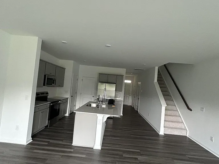 503 Fran Dr — Photo 2