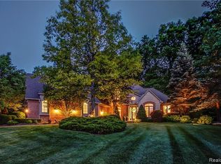 10880 Stoney Point Dr, South Lyon, MI