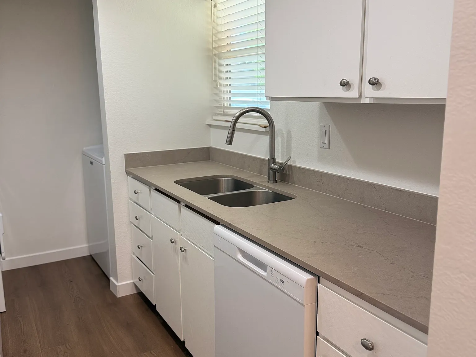 2 bed, 900 sqft, $1,695 — Photo 2