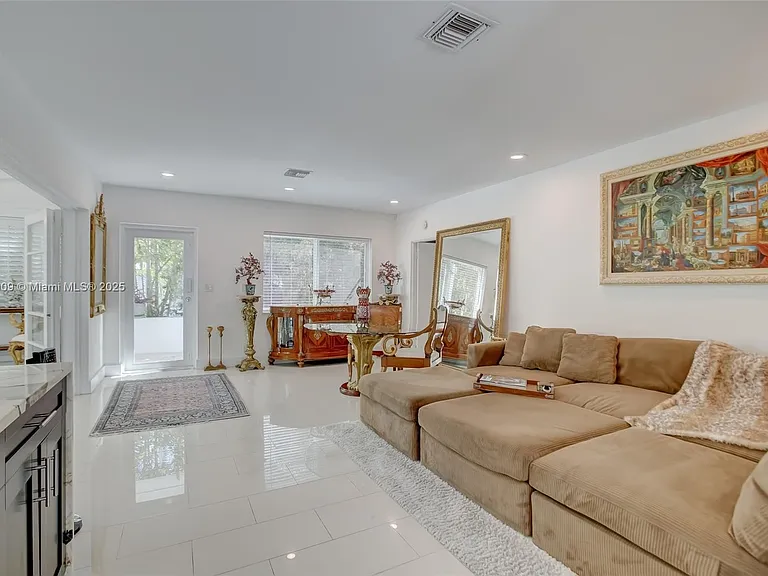 2601 NE 11th Ct — Photo 7