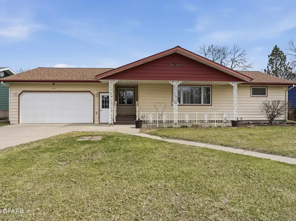 703 Clark Ave, Larimore, ND 58251
