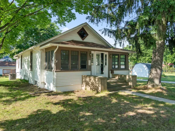 305 W Upright St, Charlevoix, MI 49720