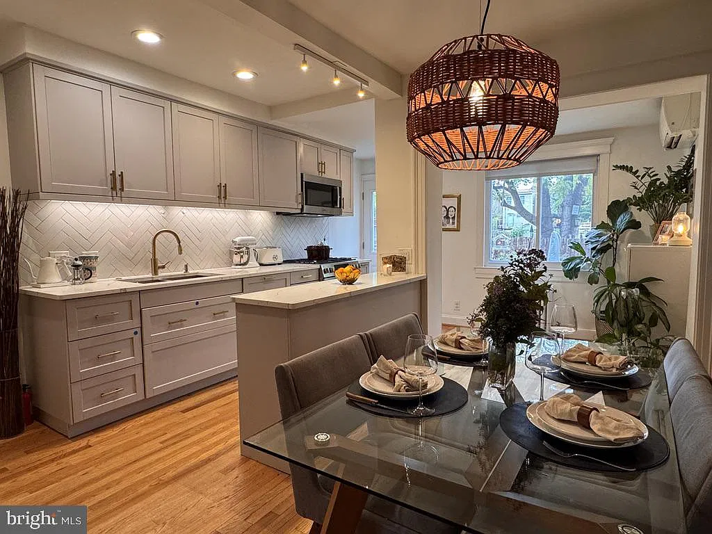 2 bed, 2.0 bath, 1321 sqft, $3,450 — Photo 4