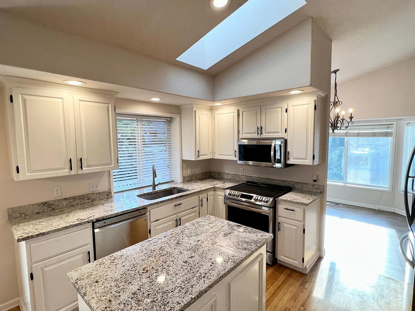 Beautiful Home Available Now — Photo 2