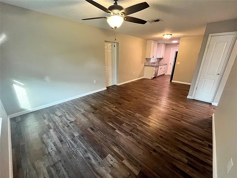 601 Andys Ct — Photo 2