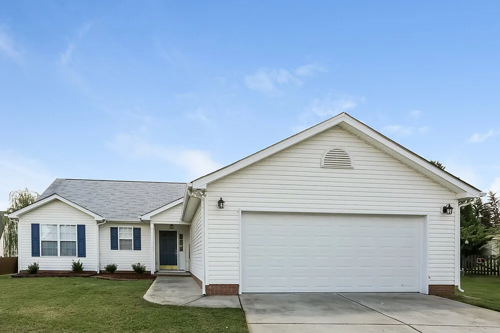 3 bed, 2.0 bath, 1571 sqft, $2,140 — Photo 1