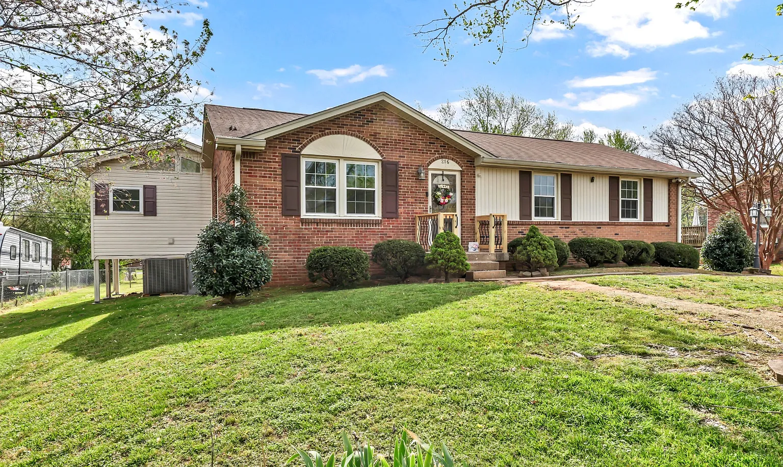 216 Maplewood Dr photo 1