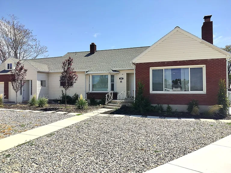 220 E Greenwood Ave — Photo 1