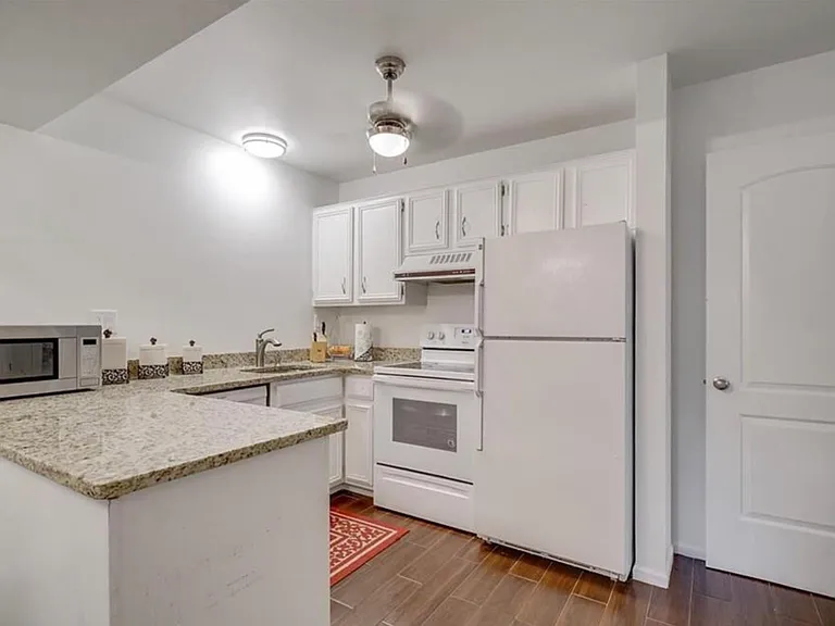 2472 Mulberry Sq — Photo 10
