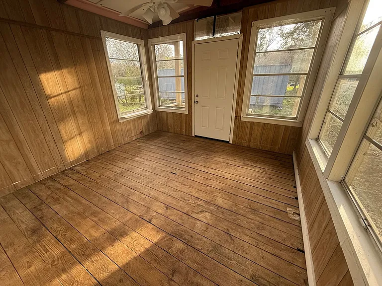 16584 Lakeway Cir — Photo 15