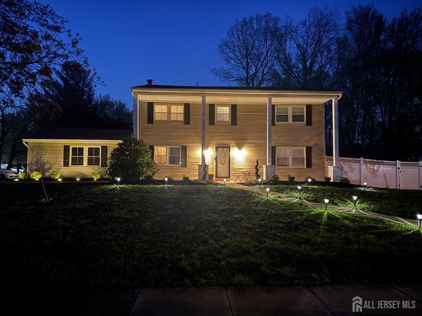 40 Sandburg Dr, Morganville, NJ 07751