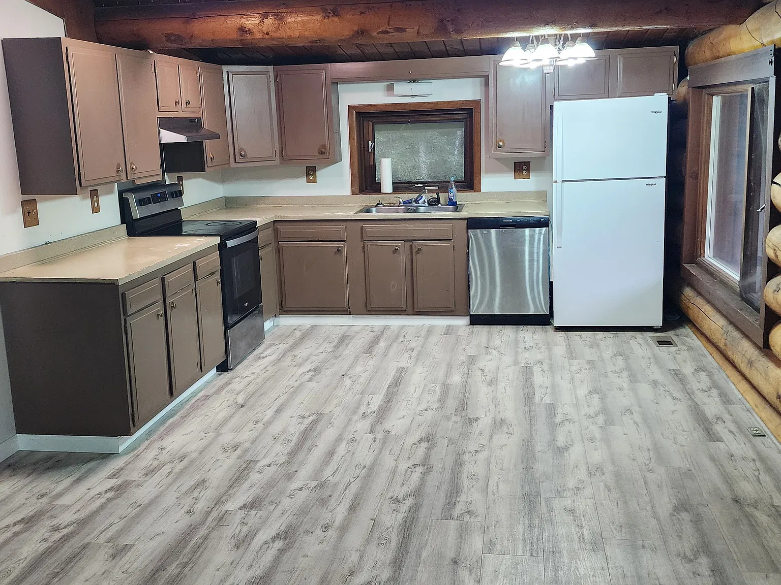 3 bed, 1880 sqft, $2,195 — Photo 3
