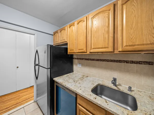 601 Kappock Street image 8 of 11