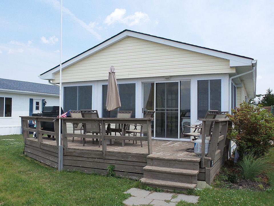 Rear Deck Overlooks the Bay