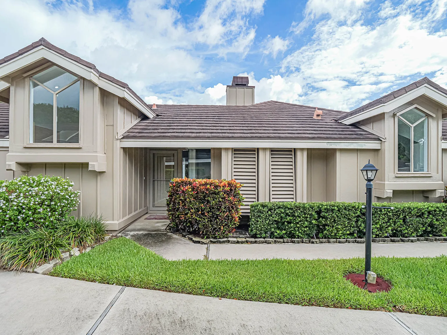 4 bed, 1665 sqft, $9,500 — Photo 1