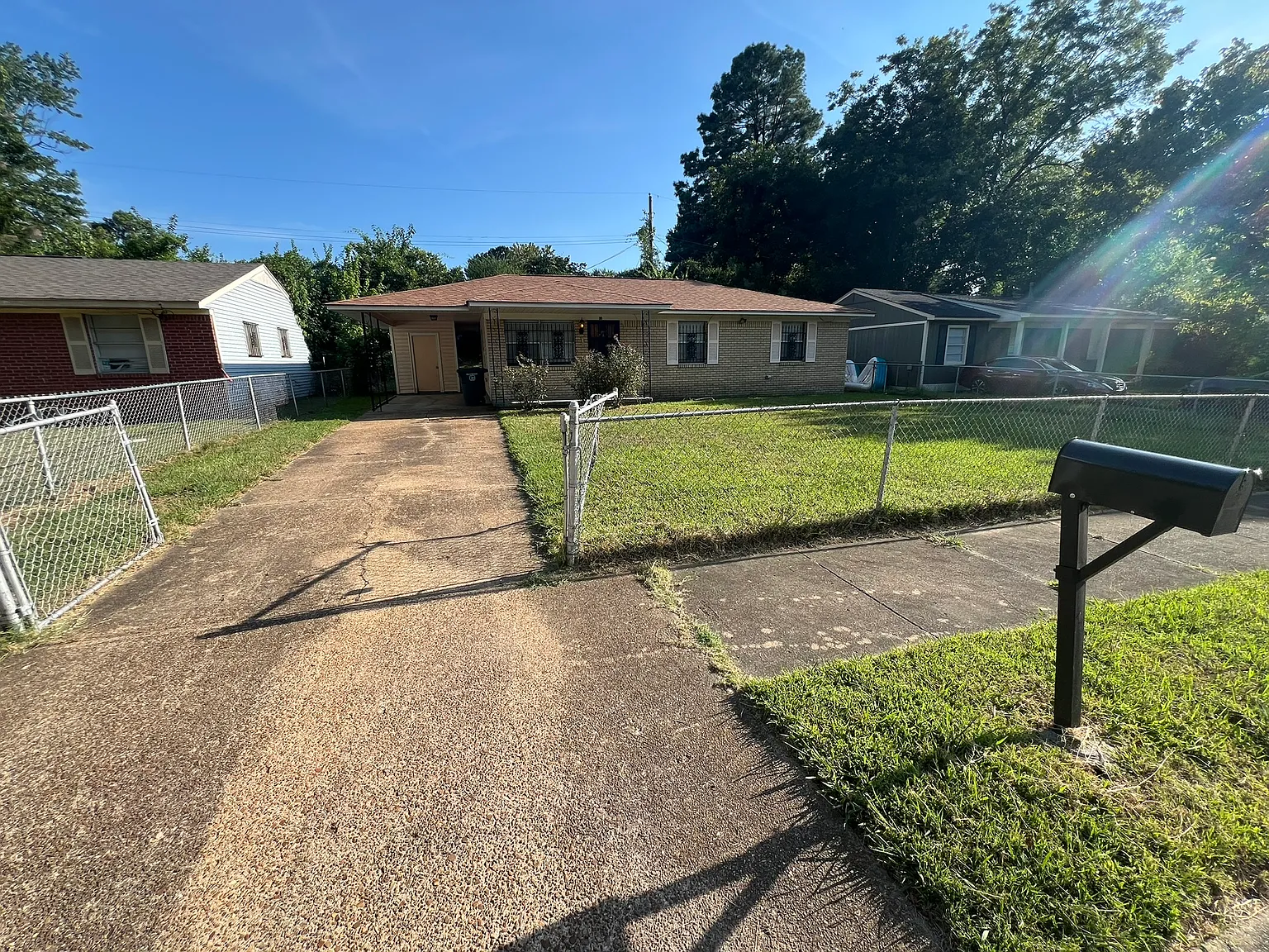 3 bed, 1.5 bath, 1053 sqft, $900 — Photo 1