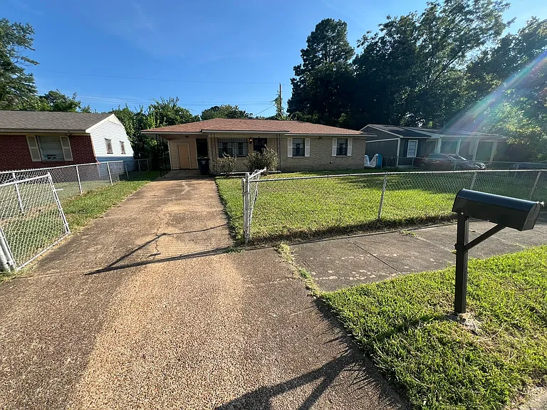 611 Frayser Dr — Photo 1