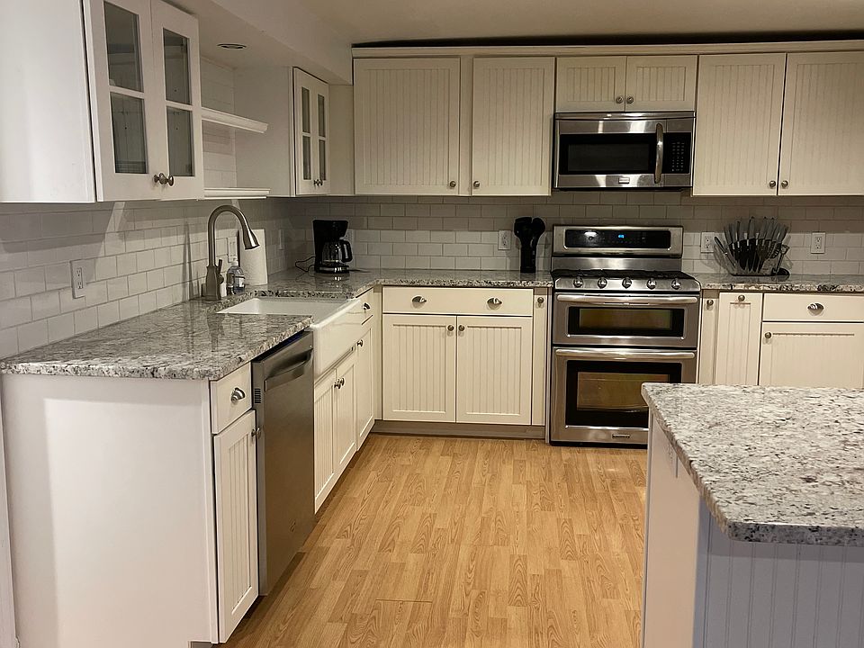 Great Kitchen. Granite countertops,SS appliances. Fully stocked