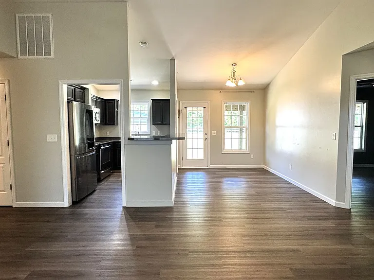 186 Christy Dr — Photo 3
