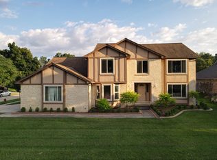 6710 Westpointe Dr, Troy, MI