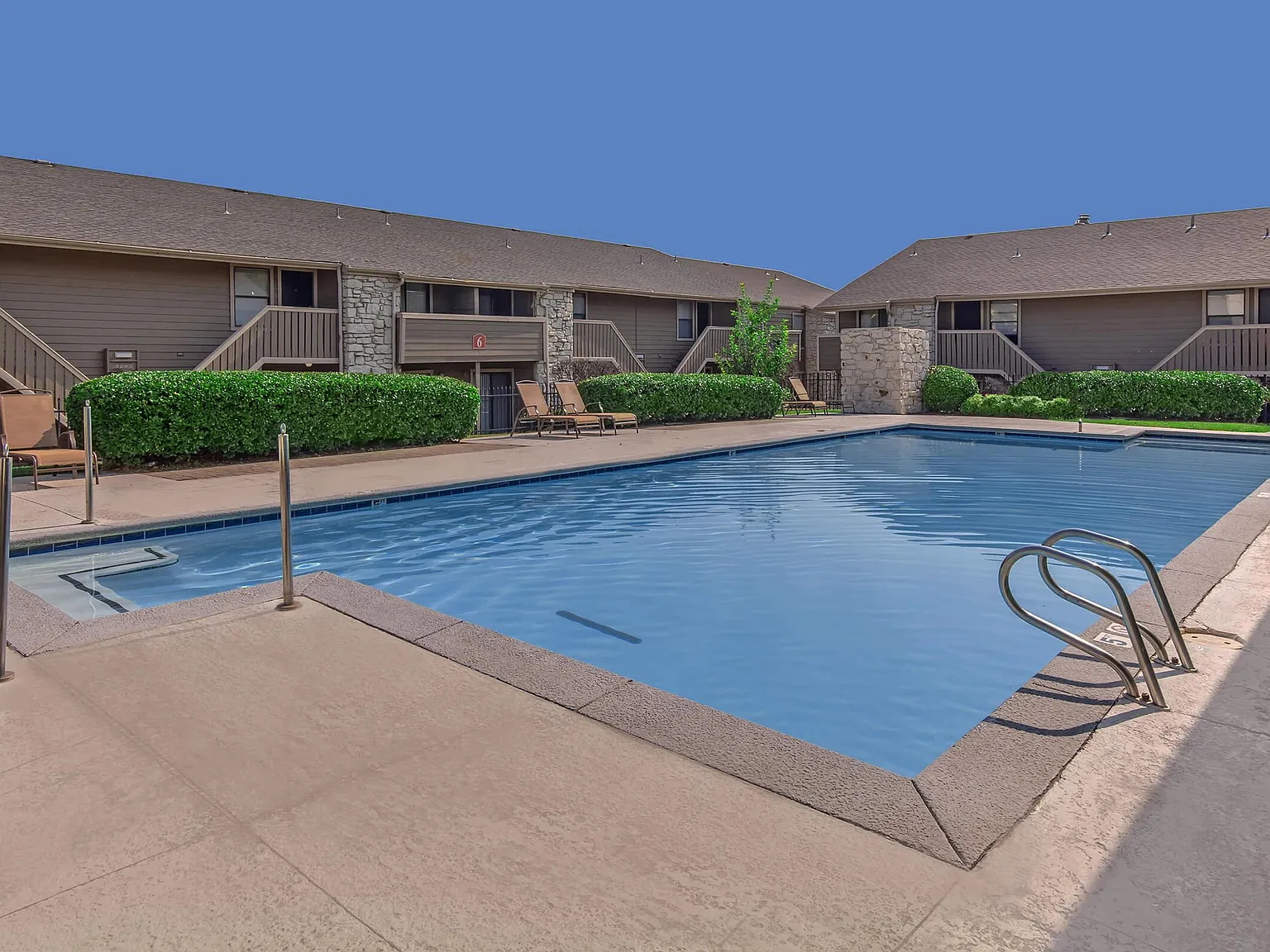 Cobblestone Apartments — Photo 2
