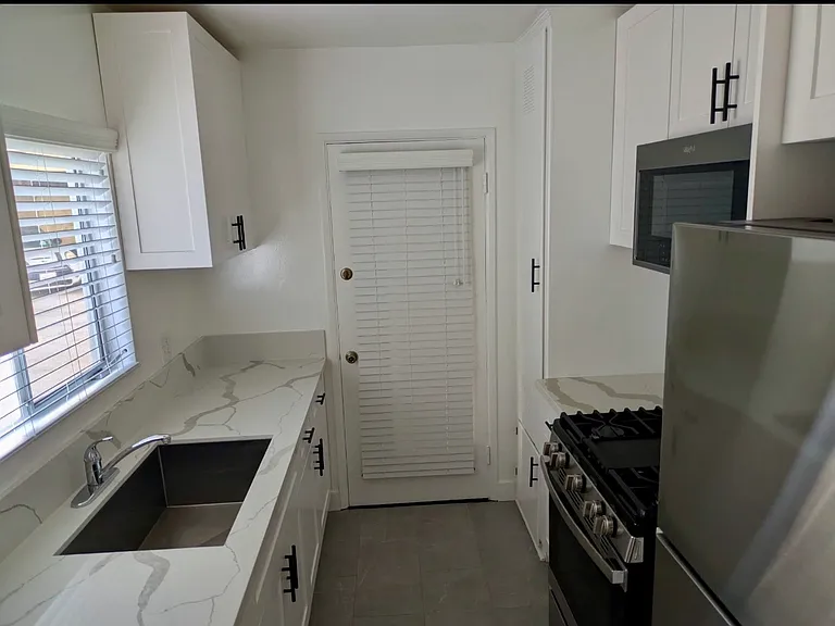 1720 Grevelia St #C — Photo 6