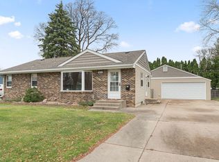 811 Pandora Dr NE, Fridley, MN 55432