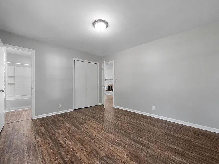 300 Hundred Oaks Dr — Photo 15