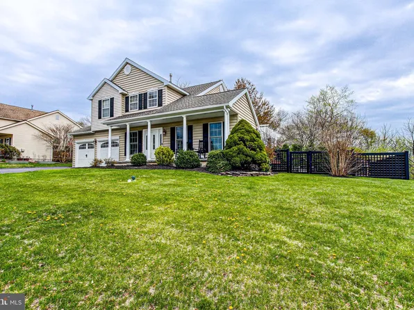 28 Pebble Beach Ln, Pottstown, PA 19464