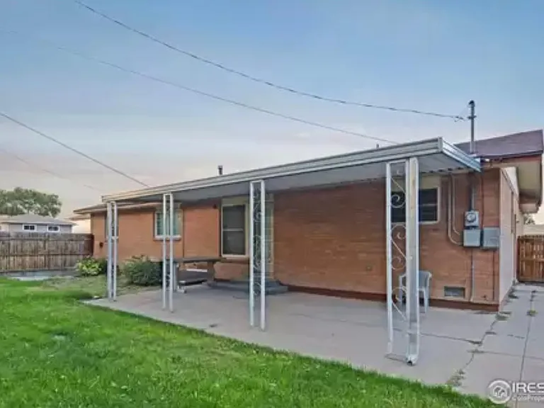 1421 Adams Cir — Photo 2