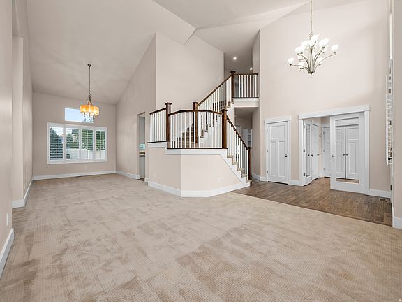3rd image of 3042 N Crest Dr