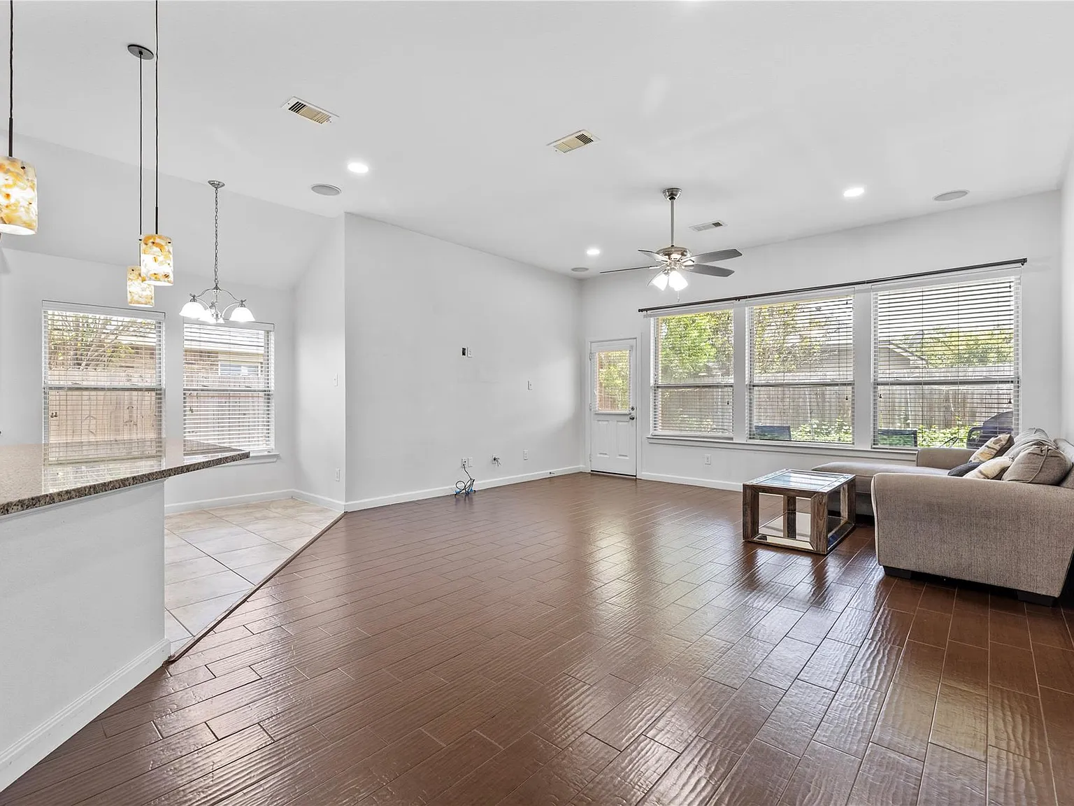 3 bed, 2.0 bath, 2044 sqft, $2,300 — Photo 4