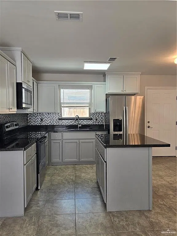 3 bed, 2.0 bath, 1040 sqft, $1,200 — Photo 4