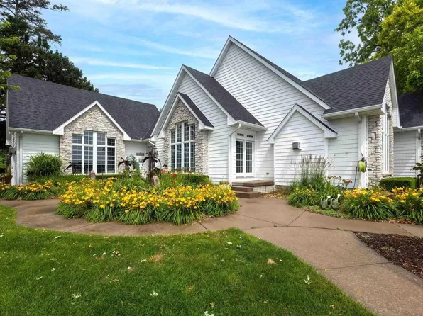 21945 Great River Rd, Le Claire, IA 52753