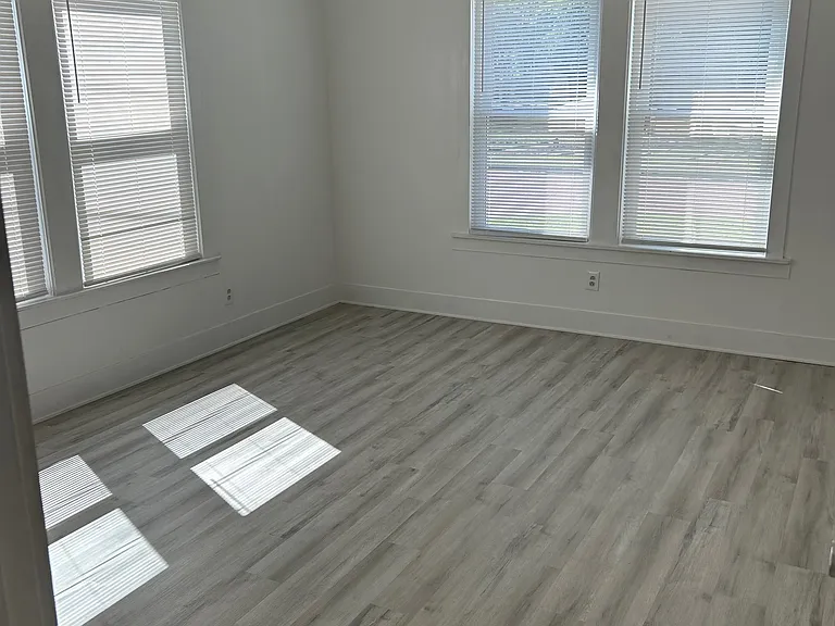 831 W Houston St — Photo 14