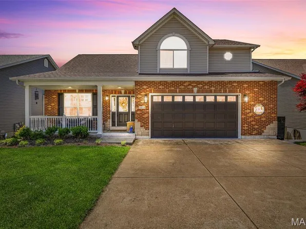 1054 Winter Lake Dr, Fenton, MO 63026