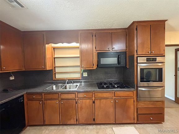 5th image of 2599 Montague St