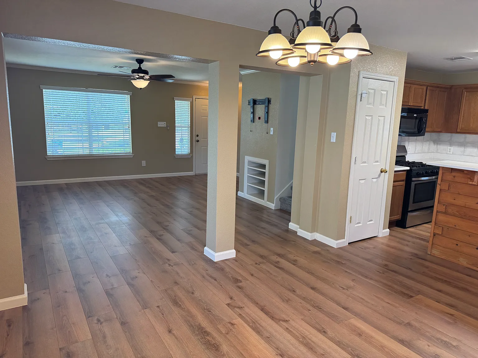 4 bed, 2.5 bath, 1872 sqft, $1,980 — Photo 3