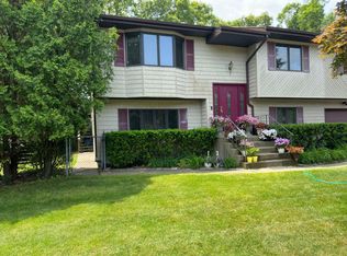 51 Woodbrook Dr, Ridge, NY 11961