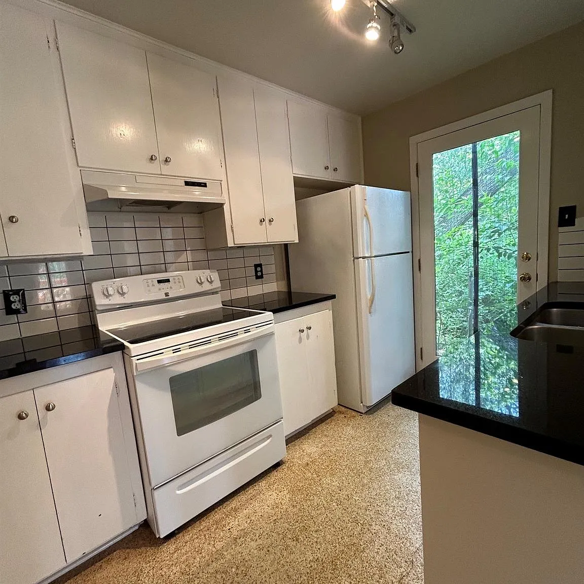 2 bed, 2.0 bath, 2458 sqft, $2,400 — Photo 3