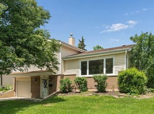 9018 S Forest Ln E, Hickory Hills, IL 60457