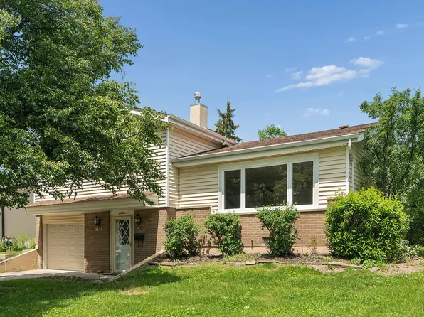 9018 S Forest Ln E, Hickory Hills, IL 60457