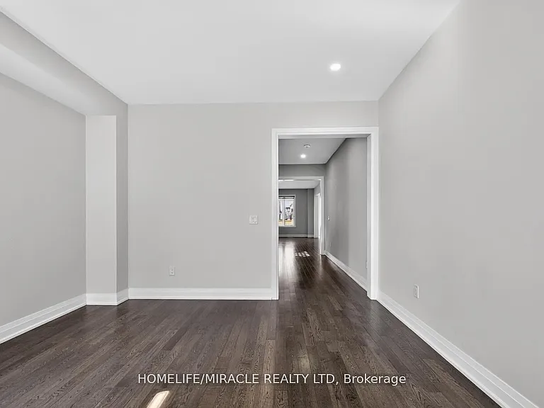 1032 Edinburgh Dr — Photo 7